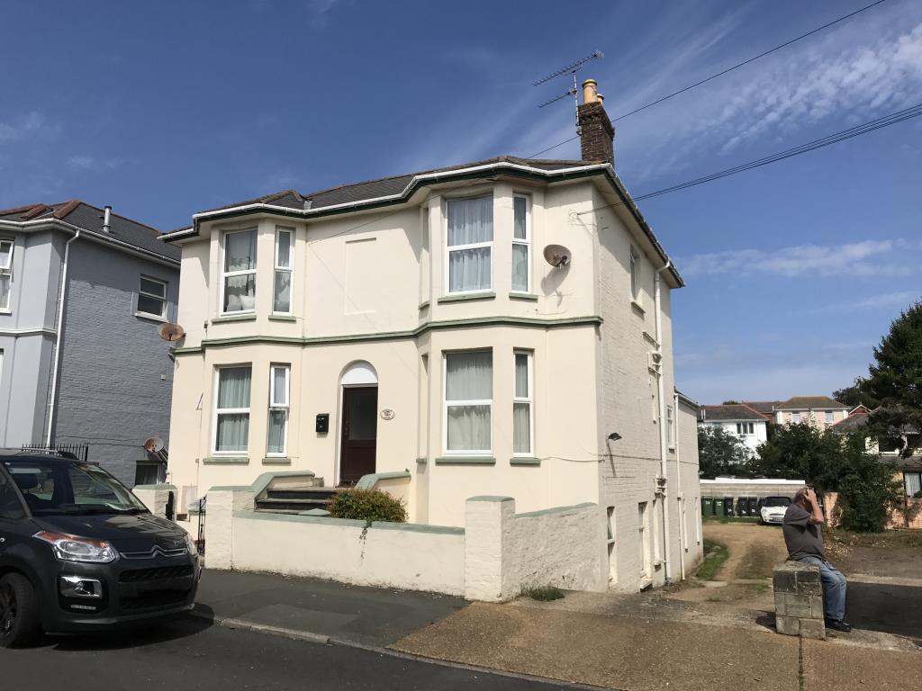 Lot: 32 - TOWN CENTRE SEVEN FLAT FREEHOLD RESIDENTIAL INVESTMENT - Detached Property with side driveway